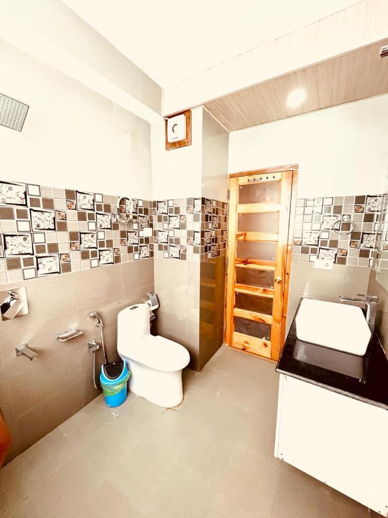 Tata Vista Resort Mall Road Manali - Centrally Heated & Air Cooled Buitenkant foto